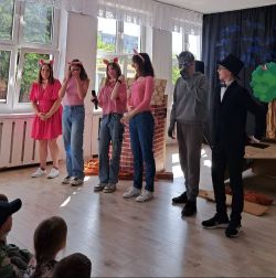 Uczniowie naszego technikum w roli aktorów – przedstawienie „Trzy świnki”1