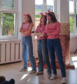 Uczniowie naszego technikum w roli aktorów – przedstawienie „Trzy świnki”2
