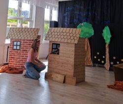 Uczniowie naszego technikum w roli aktorów – przedstawienie „Trzy świnki”4