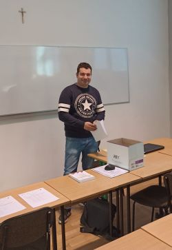 Prowadzący zajęcia z obsługi ładowarki teleskopowej