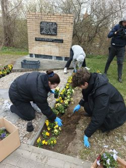 W hołdzie ofiarom – uczniowie upamiętniają Żydów z Dobrzynia i Golubia3