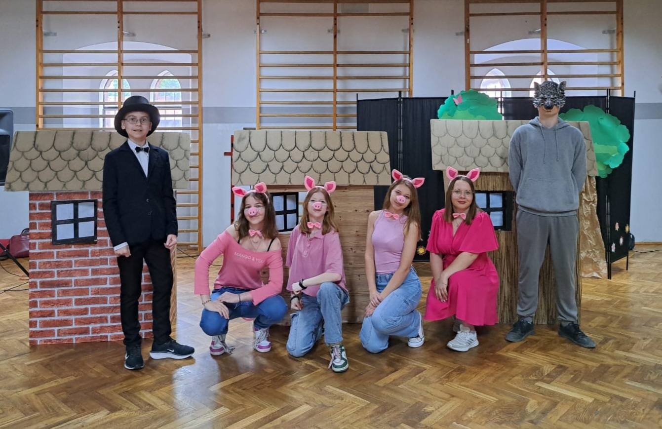 Uczniowie naszego technikum w roli aktorów – przedstawienie „Trzy świnki”