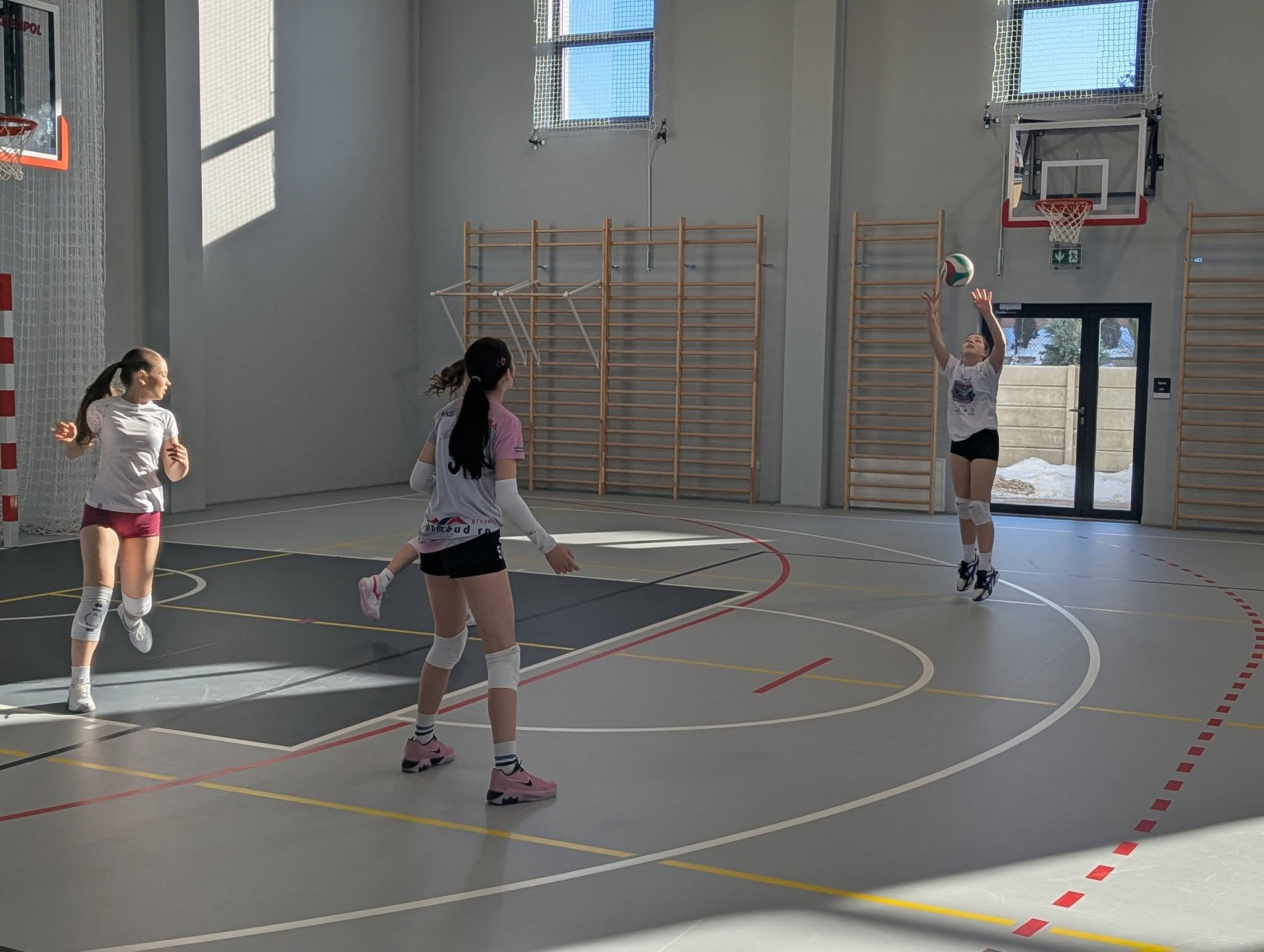 Trening młodziczek przed finałem wojewódzkim w piłkę siatkową w Bydgoszczy.